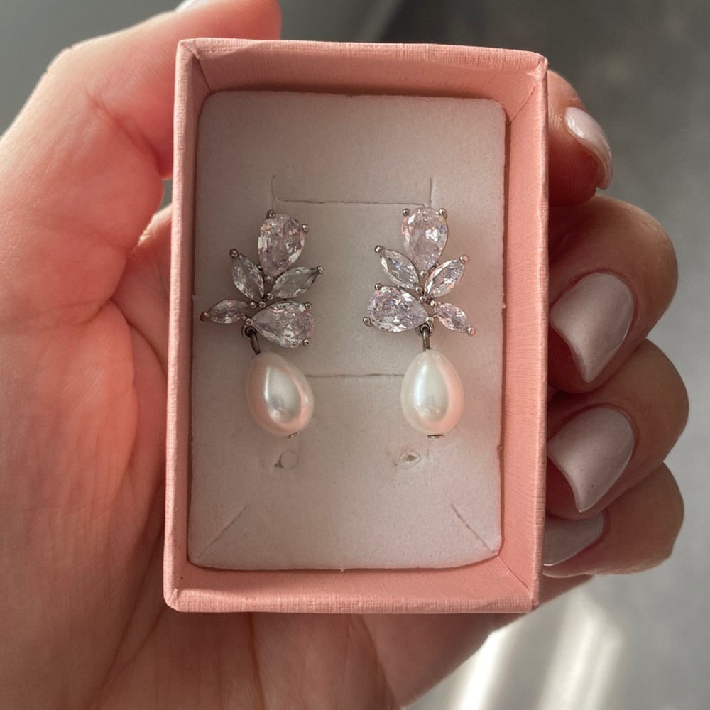 Pearl drop earrings
